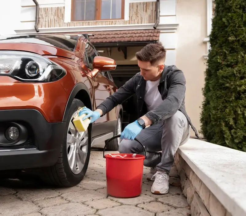 Lavage auto à domicile Taugon : professionnel intervenant sur un véhicule